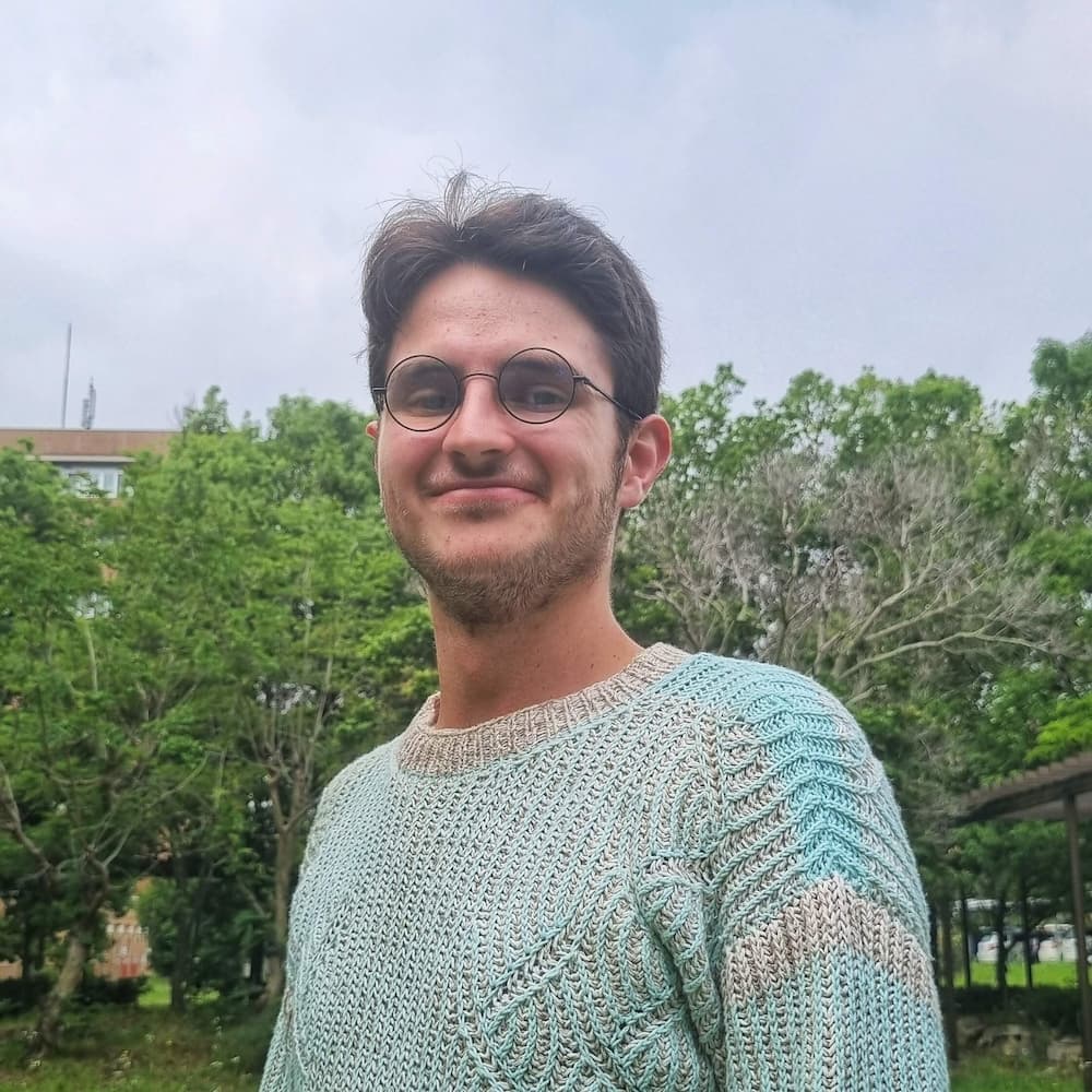 A profile picture of Juan Jacobo Izquierdo Becerra, a Frontend Software Engineer specializing in React.js and Next.js.