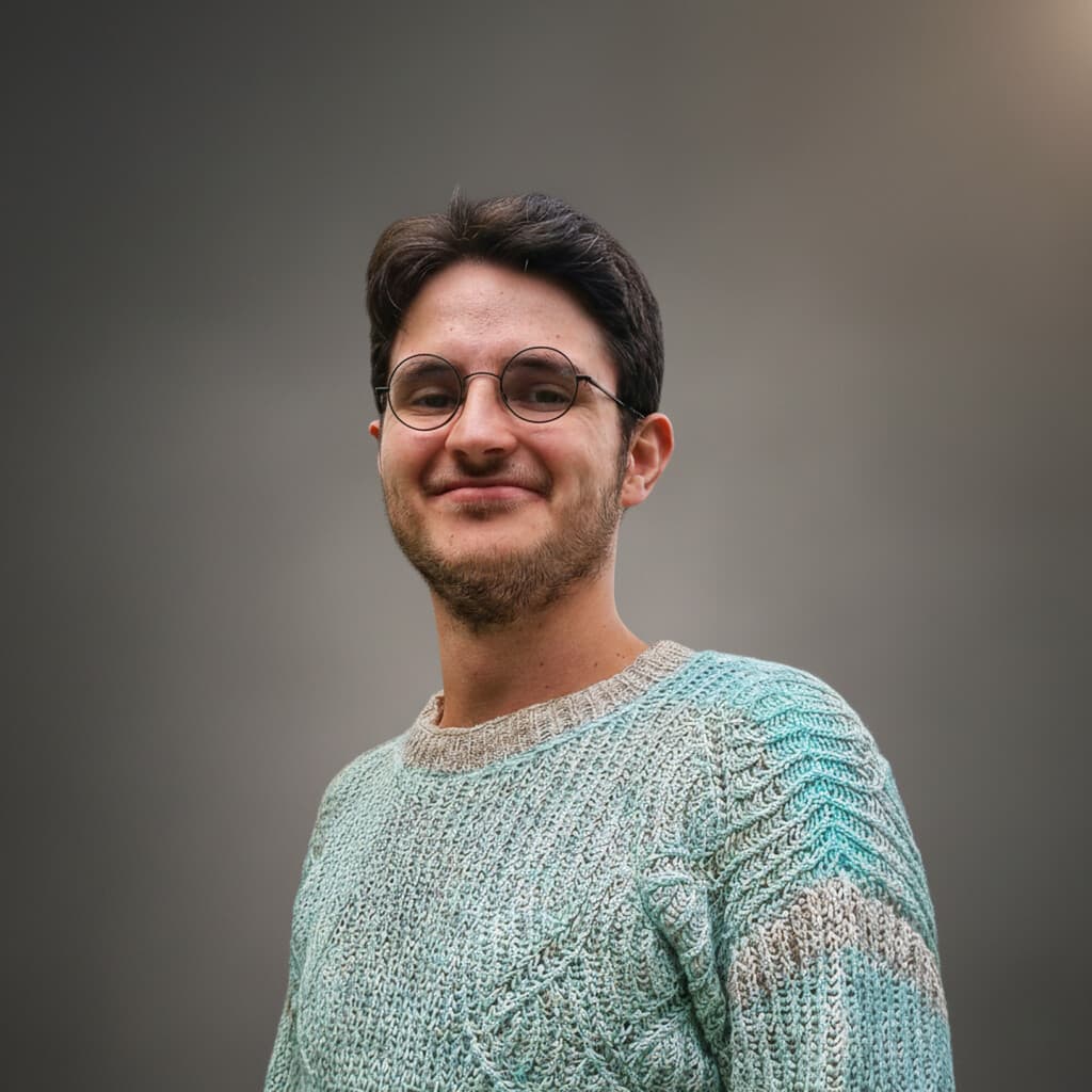 A profile picture of Juan Jacobo Izquierdo Becerra, a Frontend Software Engineer specializing in React.js and Next.js.